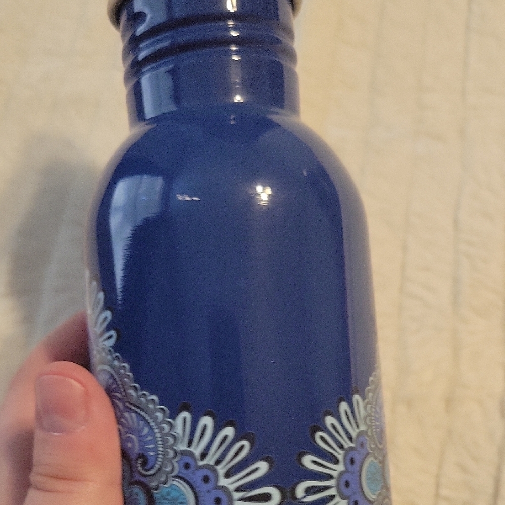 Vera Bradley Navy and Light Blue Floral Water Bottle 20 oz - Picture 5 of 10